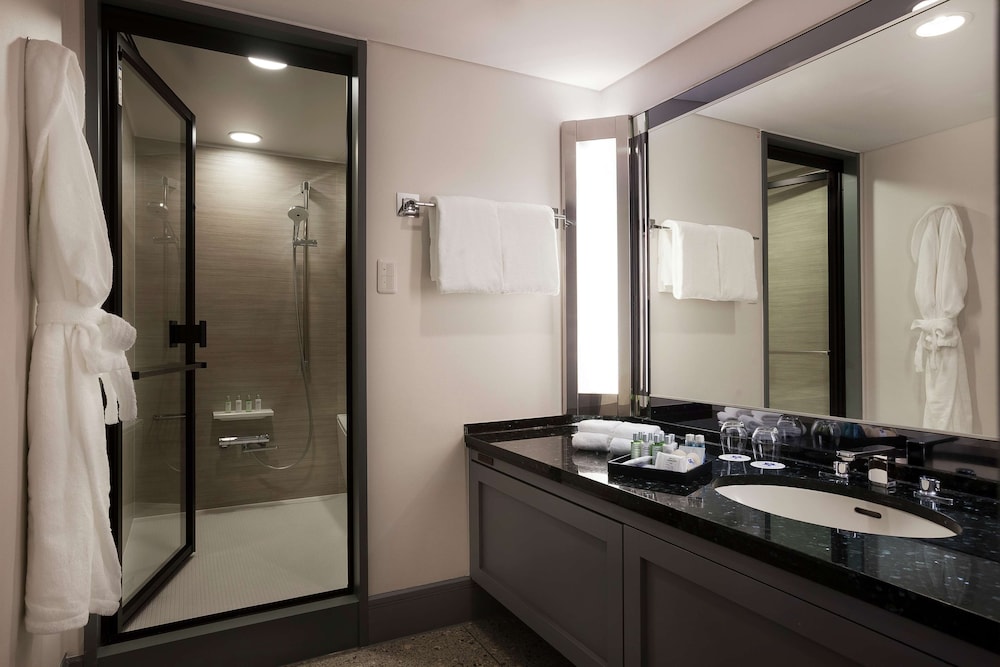 Courtyard Suite Room - Photo 7