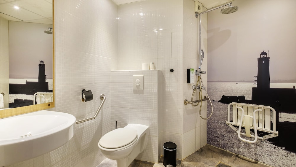 Standard Room, Multiple Beds - Photo 11