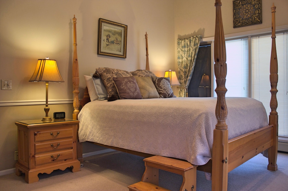 Room, Private Bathroom (10 Royal Queen) photo 3