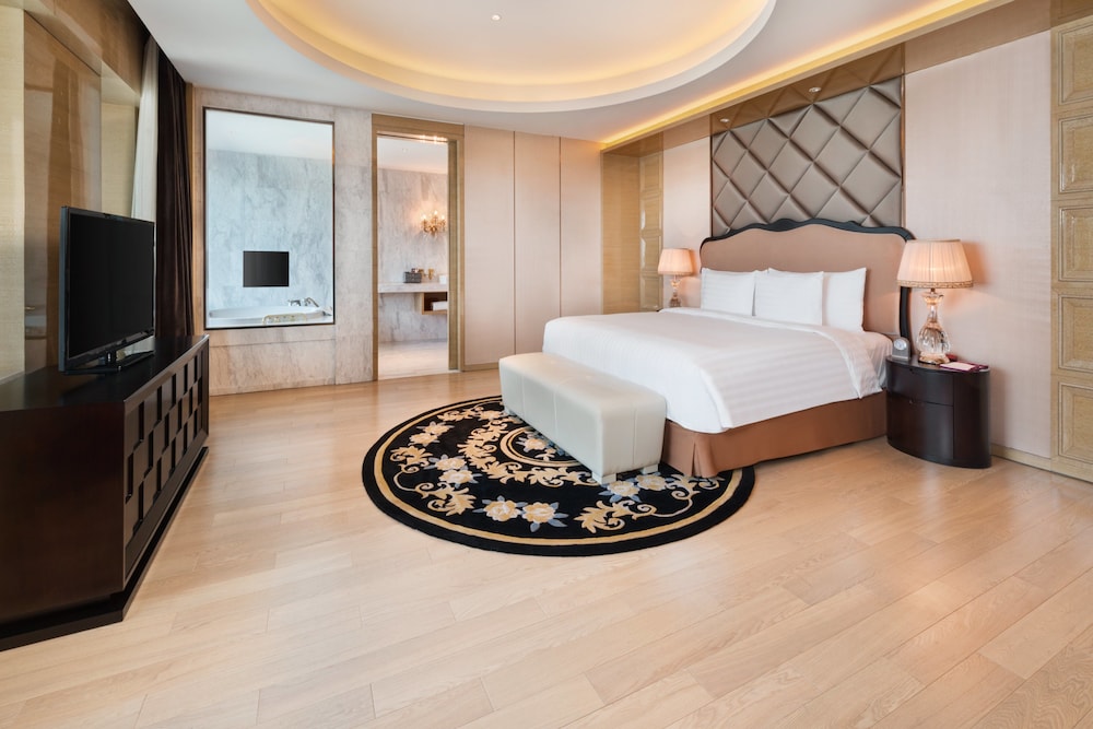 Royal Suite, 1 King Bed (Ambassador) thumbnail 5