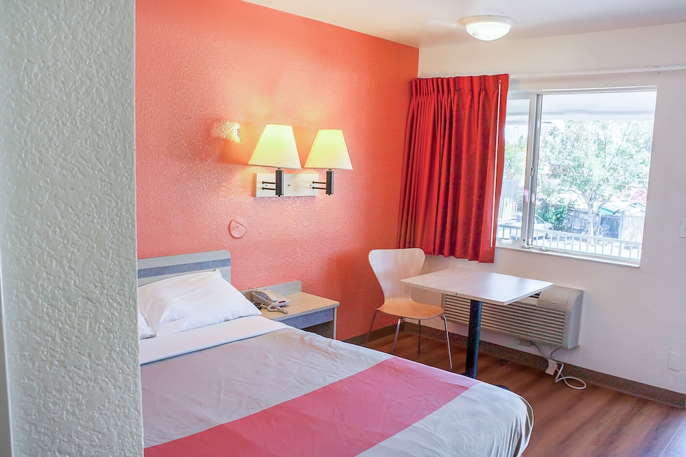 Deluxe Room, 1 Queen Bed, Refrigerator photo 2