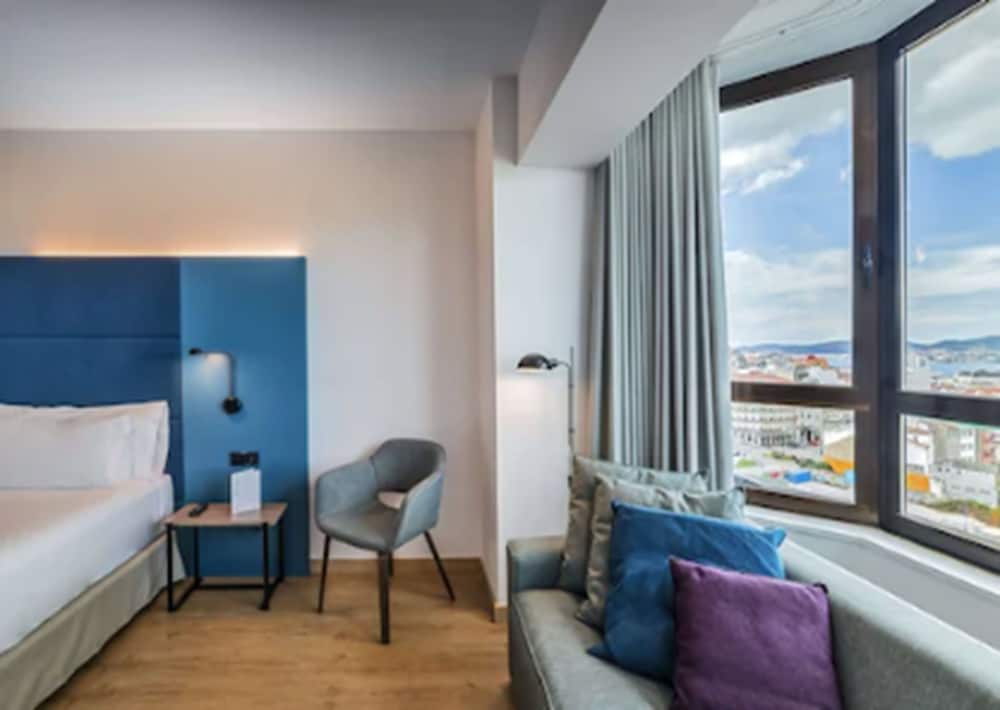 Superior Room (King Bed and Estuary View) - Photo 2