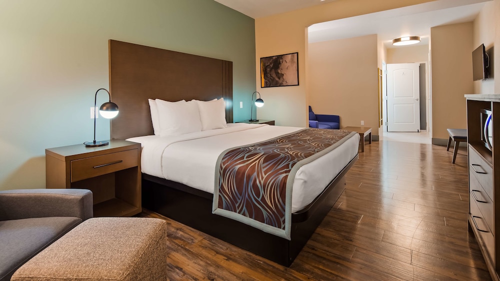 Suite, 1 King Bed, Non Smoking, Refrigerator & Microwave - Photo 1