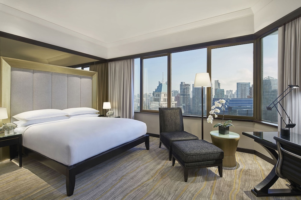 Premier Room, 1 King Bed photo 2