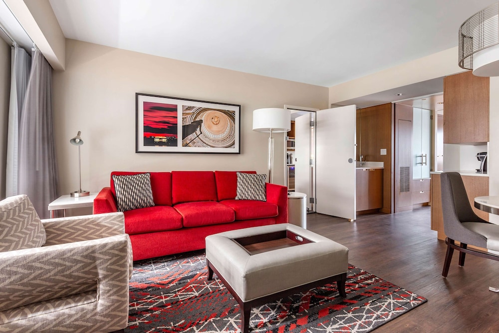Suite, 2 Bedrooms, Accessible, Non Smoking (Roll In Shower) thumbnail 5