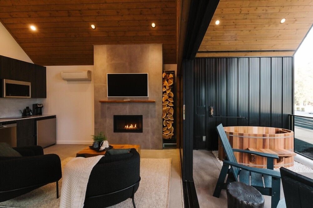 Woodland Cabin, 1 King Bed, Gas Fireplace, Outdoor Cedar Bathtub, Partial River View (Alder - Pet Fr