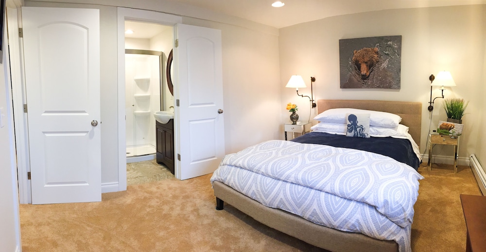 Deluxe Suite, 1 Queen Bed Private Ensuite Bath photo 3