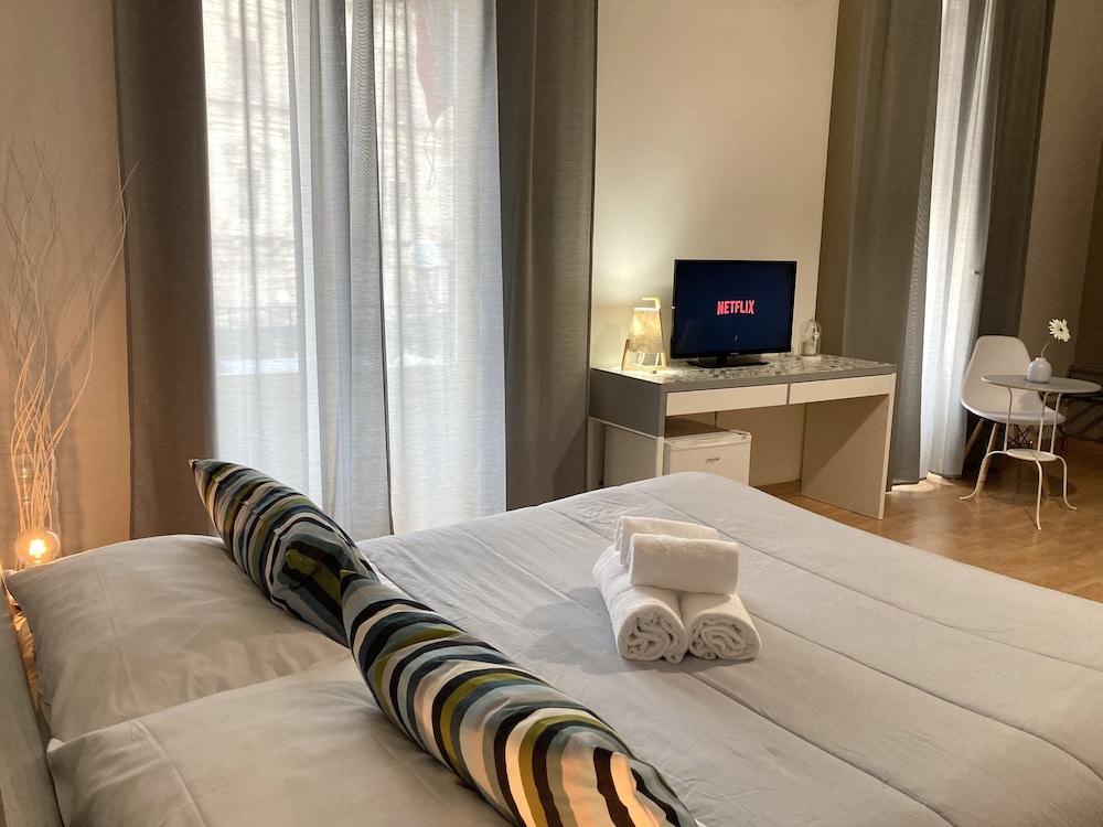 Deluxe Room, Balcony, City View - Photo 3