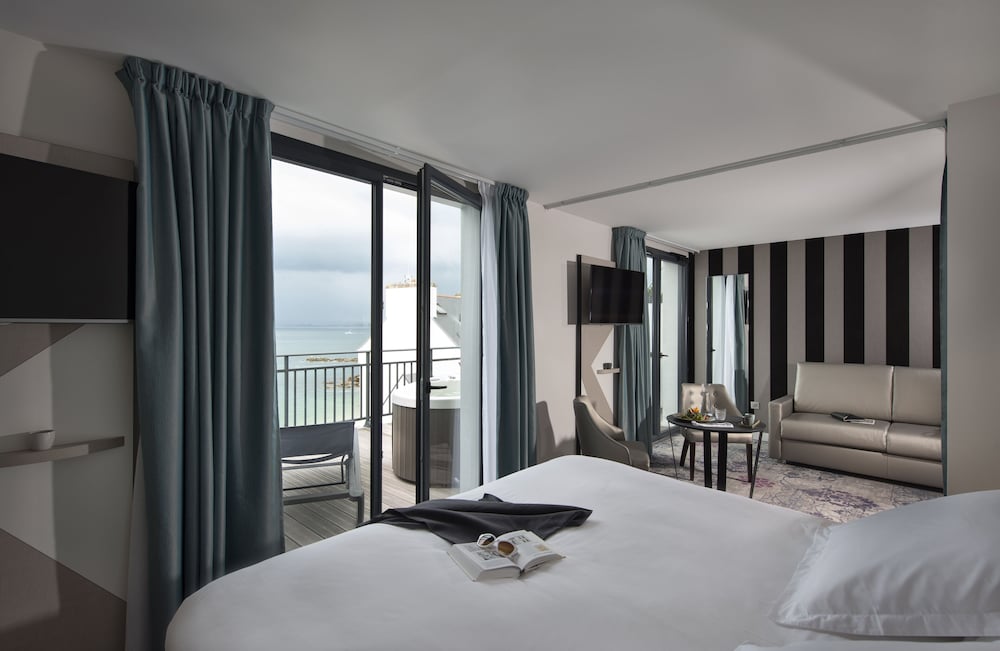 EXCEPTIONAL SUITE WITH PRIVATE WHIRLPOOL BATH SEA VIEW
