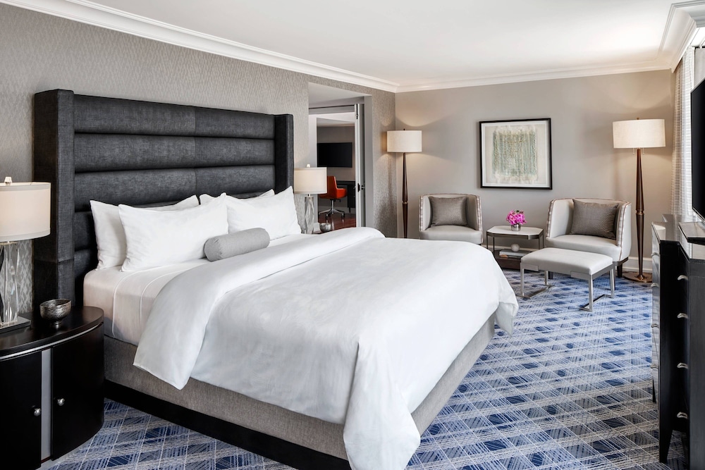 Deluxe Room, 1 King Bed (Mobility Accessible, Tub)