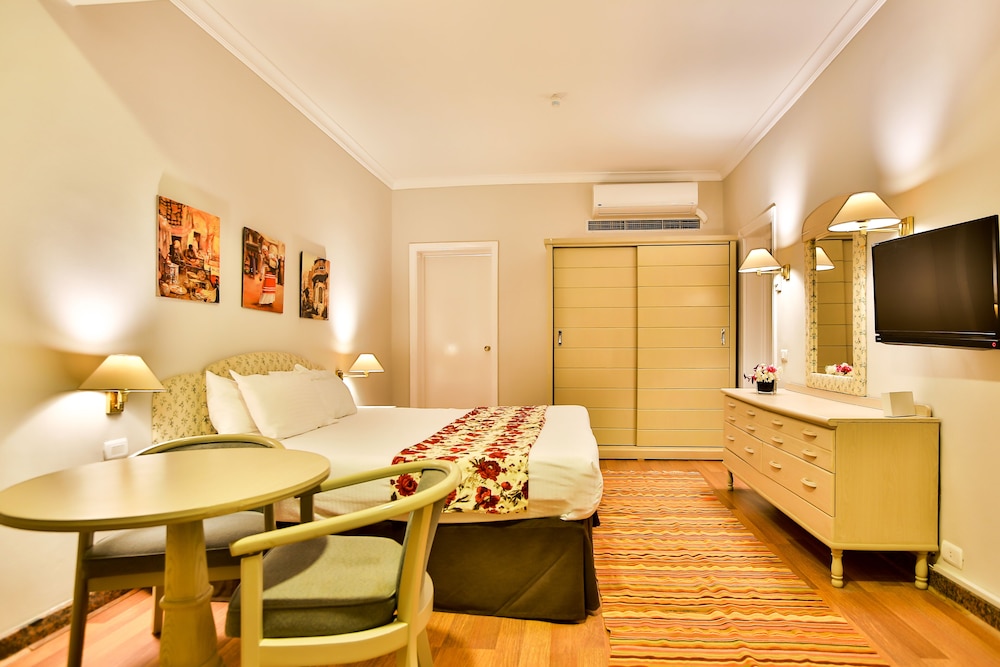 Deluxe Double or Twin Room - Photo 8