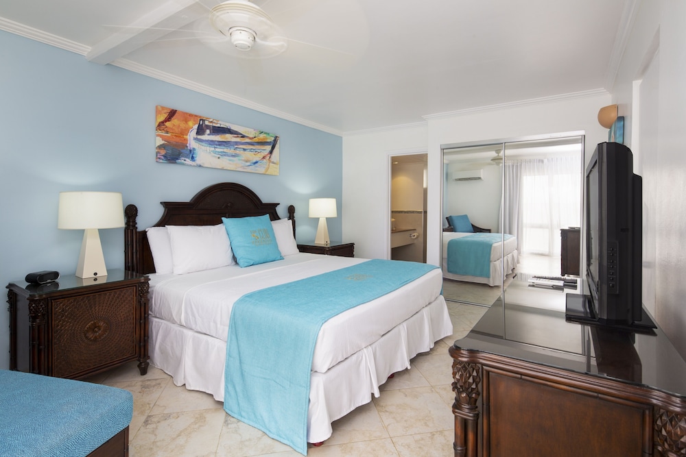 One Bedroom Oceanfront Suite - Photo 2