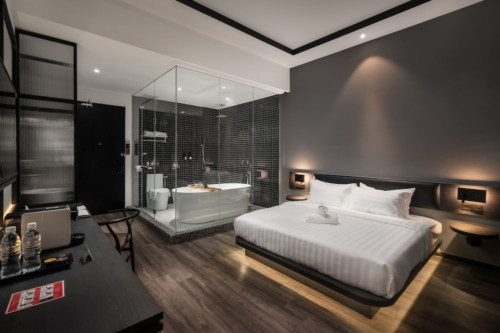 Deluxe Double Room, Bathtub - Photo 1