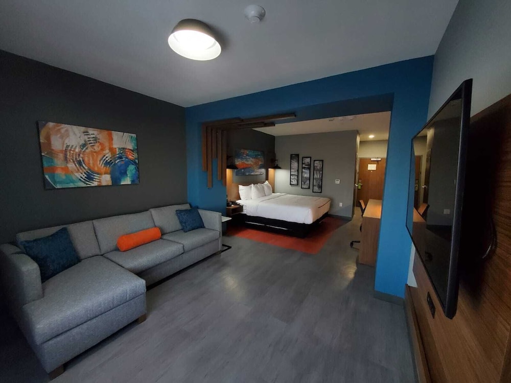 Suite, 1 King Bed, Accessible, Non Smoking (Mobility/Hearing, Tub w/Grab Bars) - Photo 2