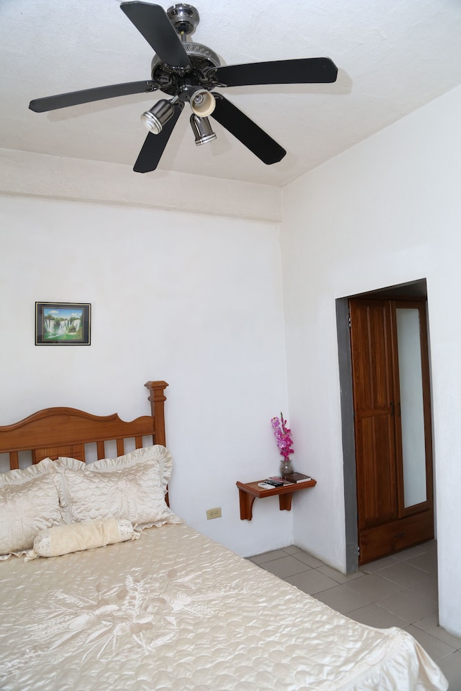 Studio, 1 Queen Bed, Refrigerator & Microwave, Courtyard View photo 3