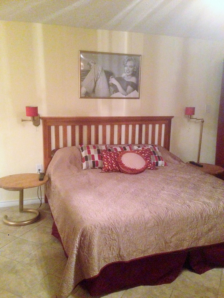 Mid Century Room with  Kitchenette photo 2