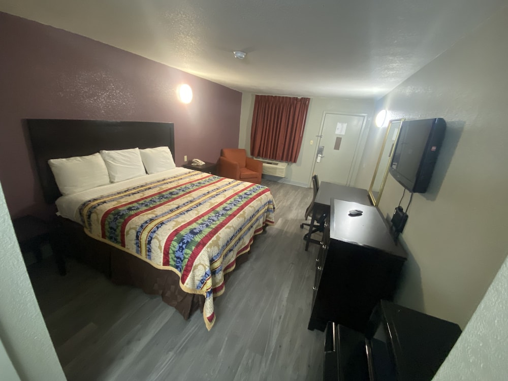 Standard Single Room, 1 King Bed, Non Smoking - Photo 5