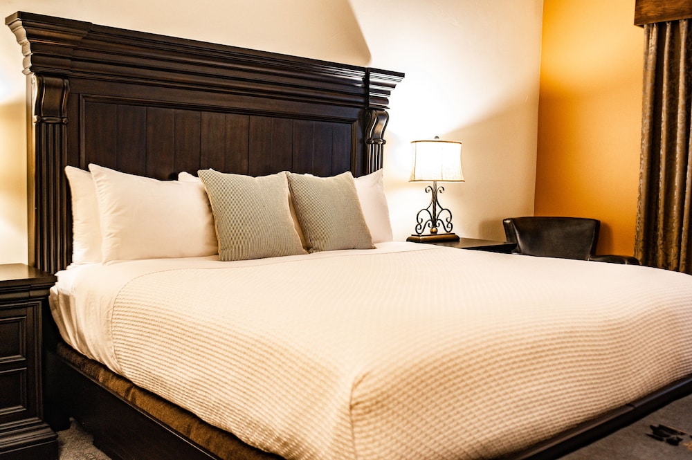Grand Room Not Pet Friendly, 1 King Bed photo 2