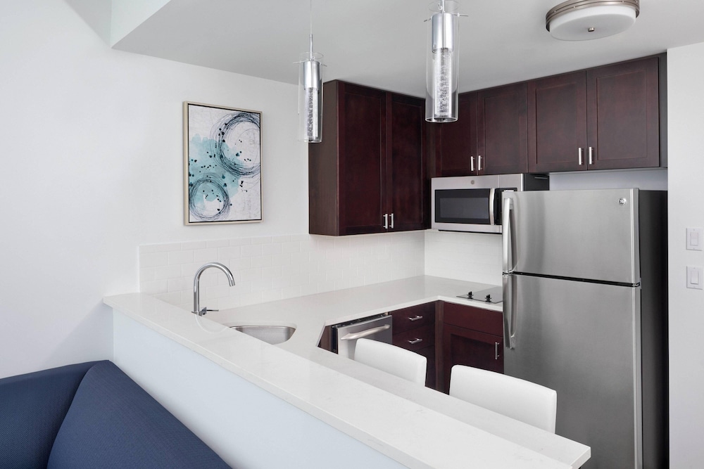 Suite, 1 Bedroom, City View (Mobility/Hearing Accessible, Tub) photo 3