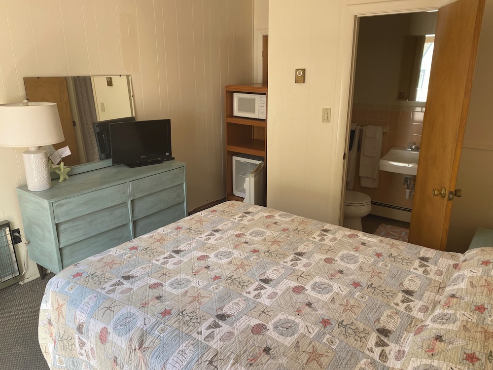 Room, Refrigerator & Microwave photo 2