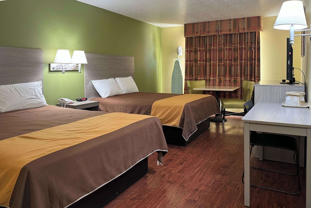Standard Room, 2 Queen Beds, Non Smoking - Photo 1