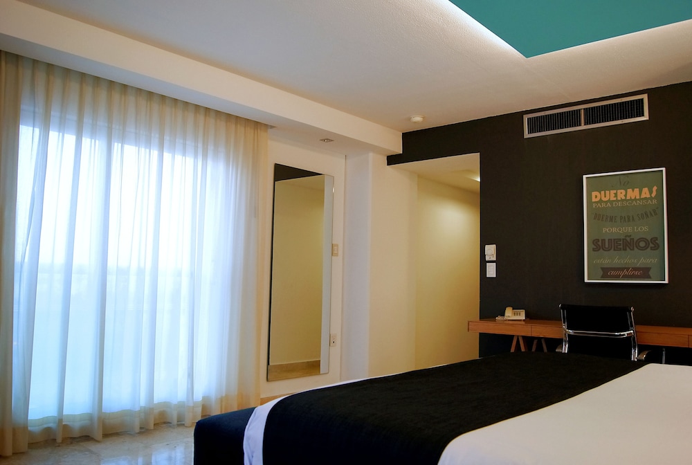 Executive Studio Suite, 1 King Bed - Photo 7