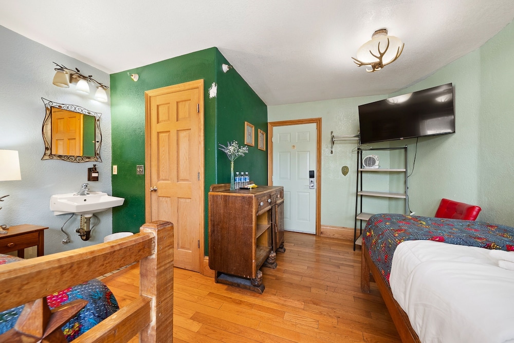Classic Room, Multiple Beds, Private Bathroom photo 1