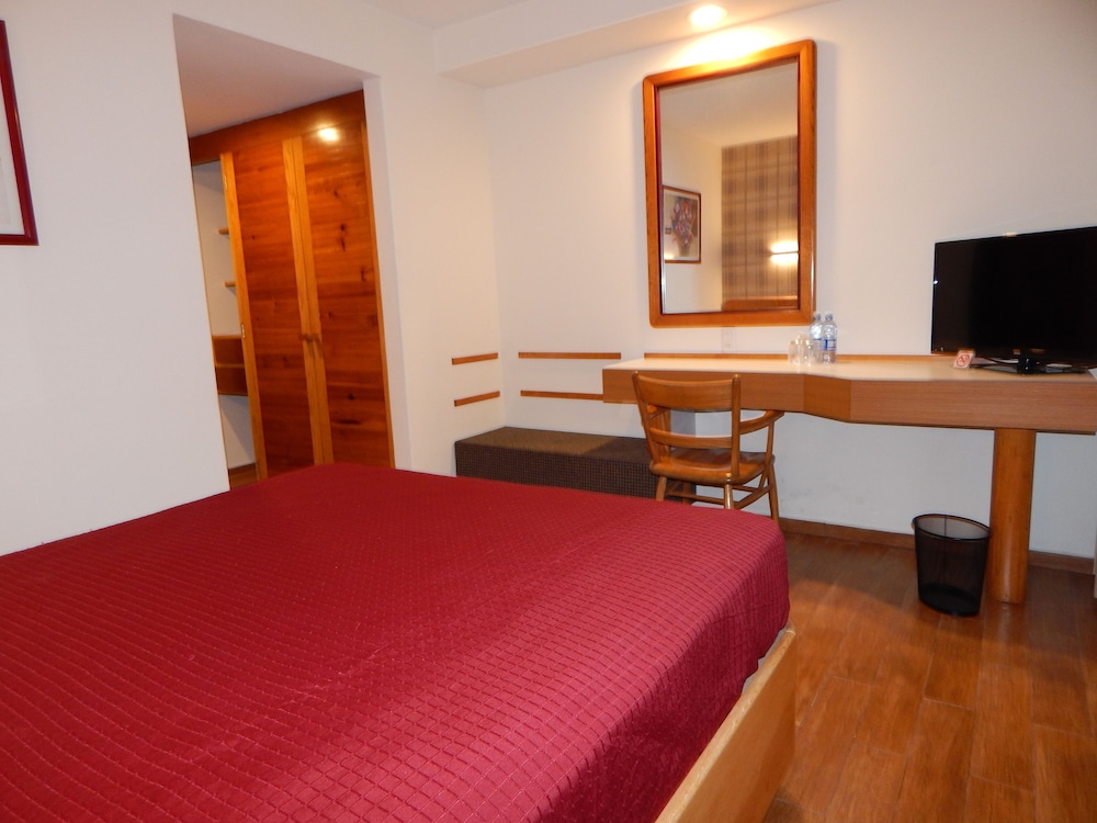 Standard Room, 1 Queen Bed photo 1
