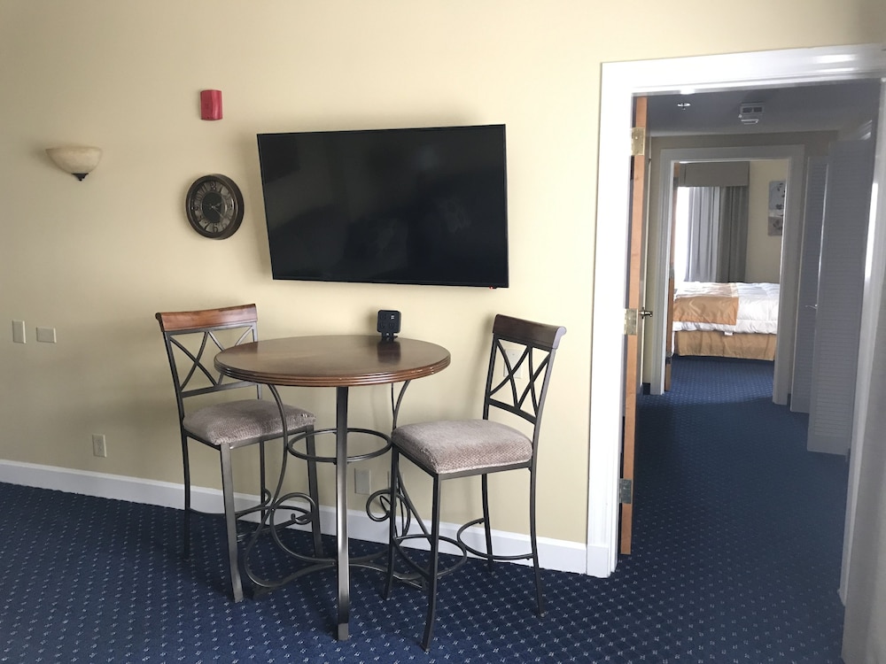 Executive Suite, 1 King Bed with Sofa bed, Accessible photo 3
