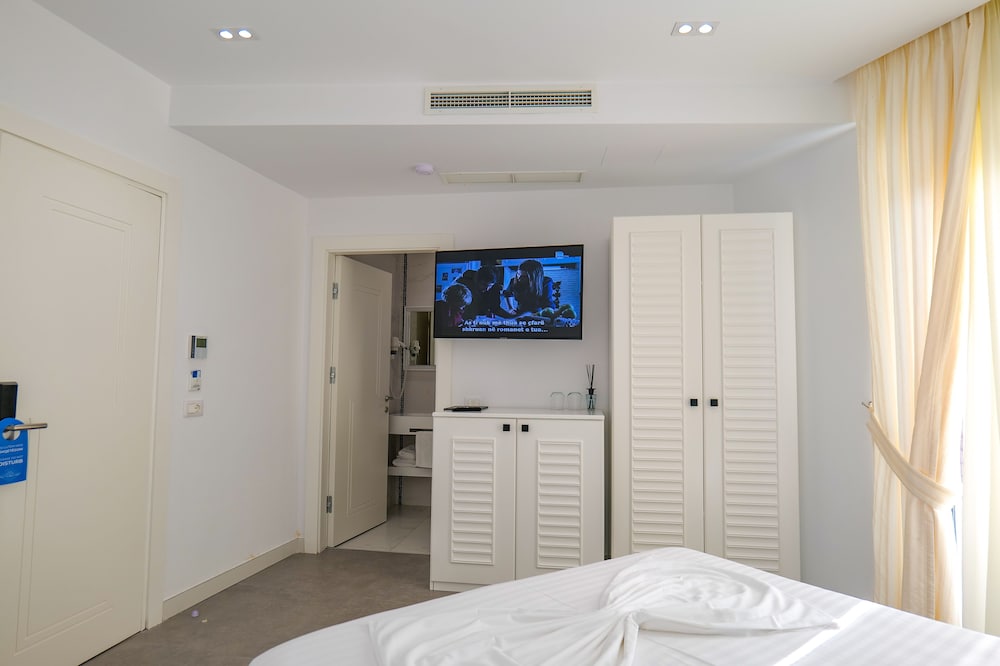 Double Room, Balcony, Sea View photo 2