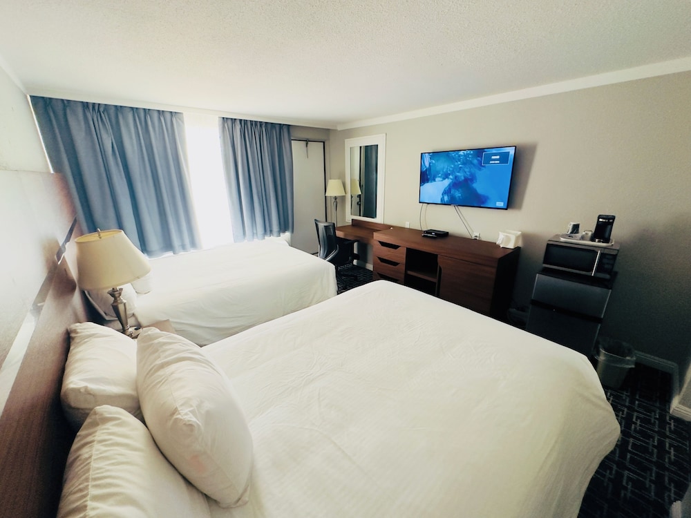 Deluxe Room, 2 Queen Beds, Non Smoking - Photo 3