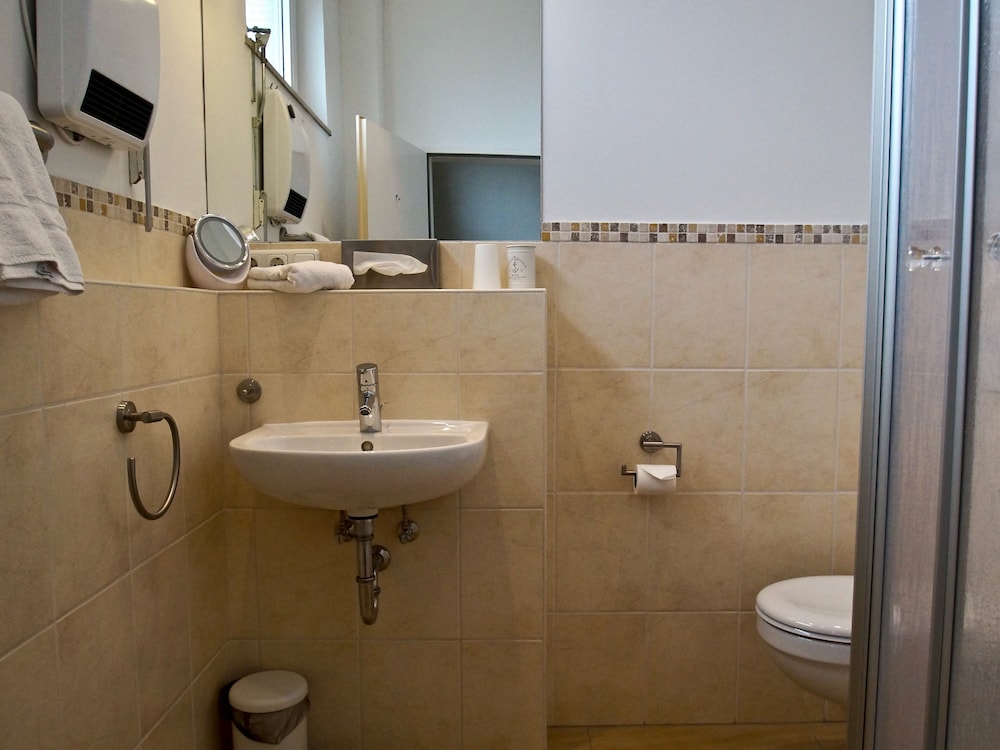 Standard Single Room, Private Bathroom photo 3