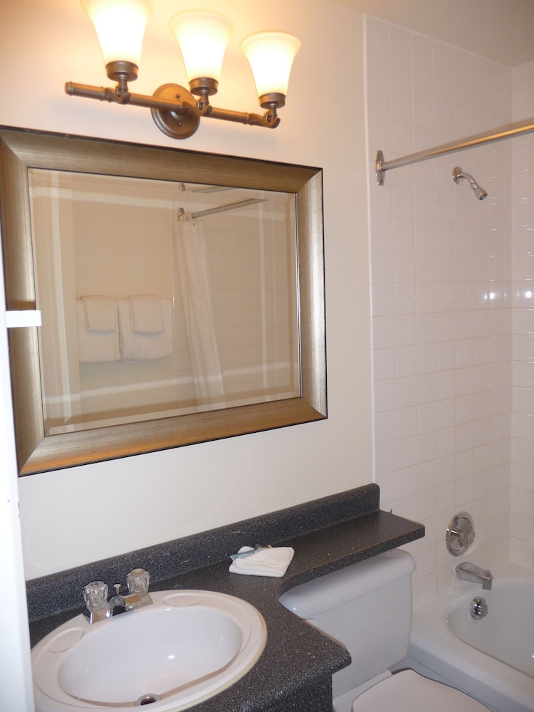 Room, Multiple Beds, Kitchen - Photo 8