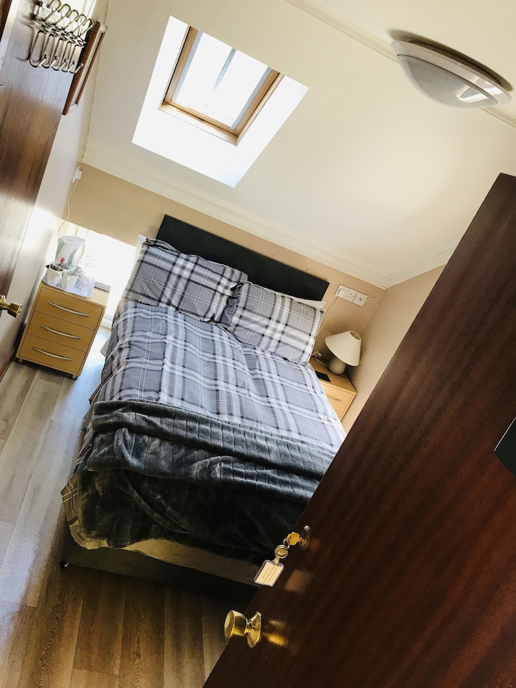 Business Double Room, 1 Double Bed, Ensuite, Mountain View (TWO) photo 3