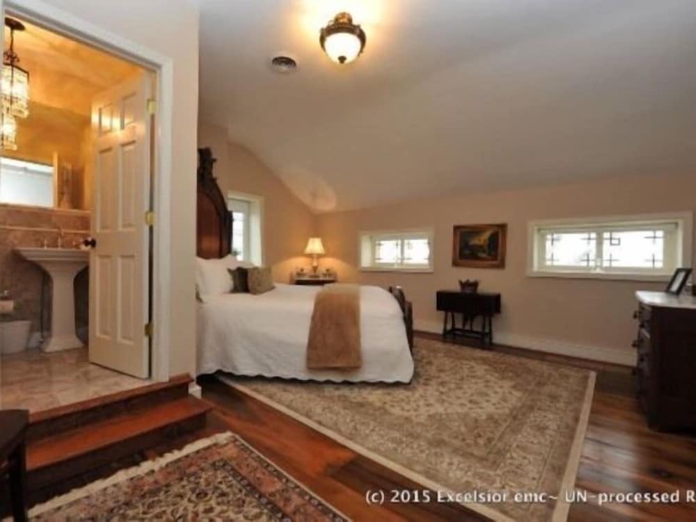 Suite, Ensuite (Valerie's Secret) photo 1