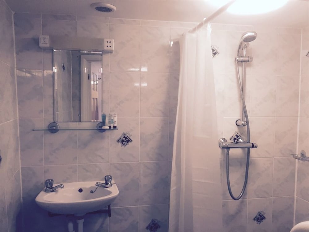 Twin Room, Ensuite photo 3