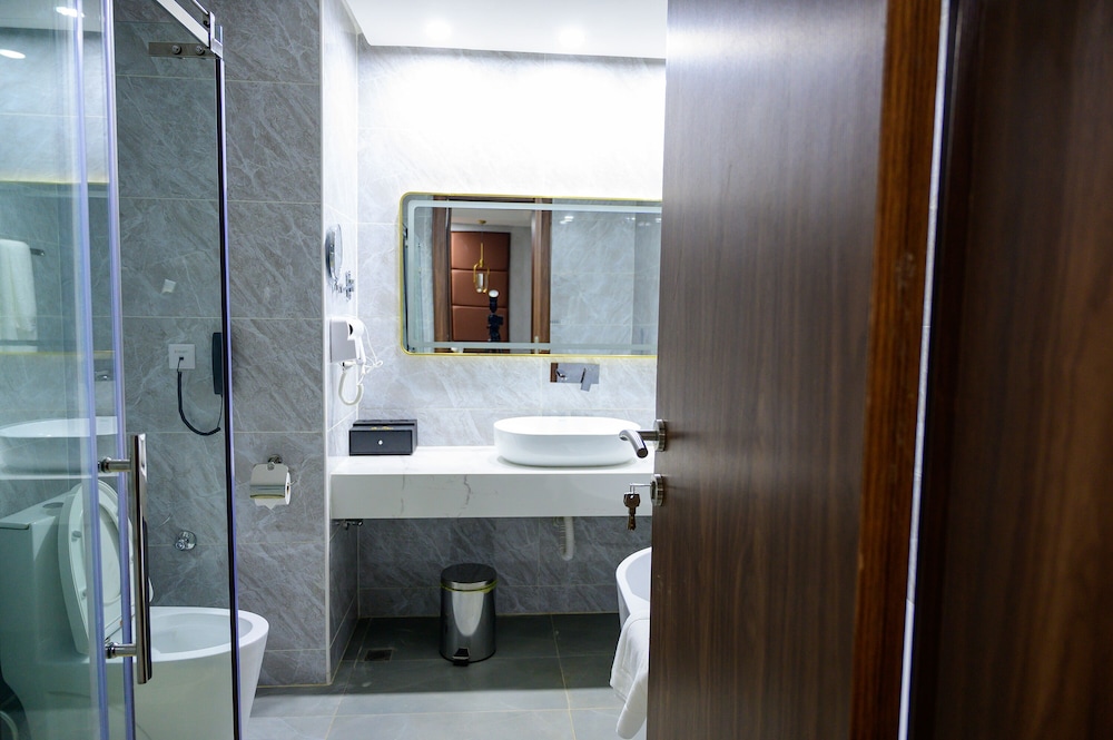 Executive Suite - Photo 6
