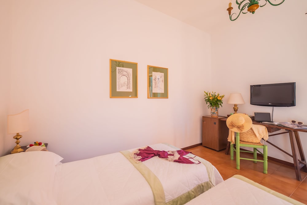 Classic Double or Twin Room - Photo 6