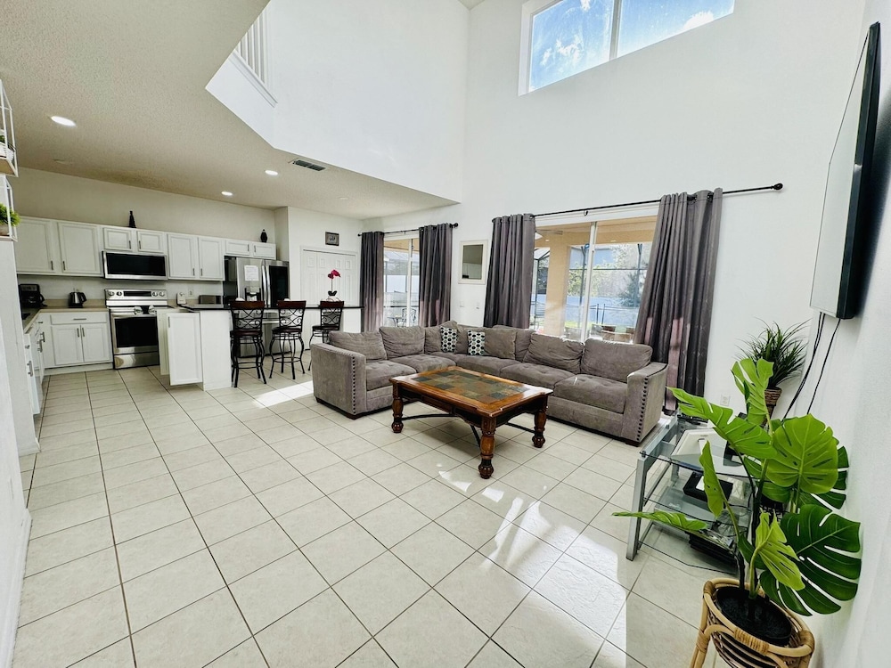 House (7/6.5 Beautiful Vacation home with pr)