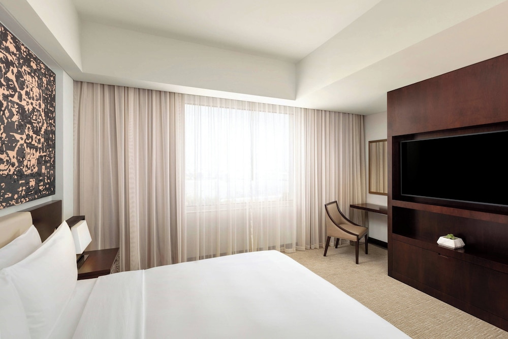 Premium Room, 1 King Bed with Sofa bed - Photo 1