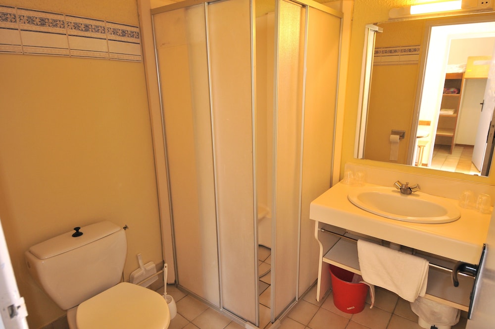 2 Bedrooms for 4 People photo 2