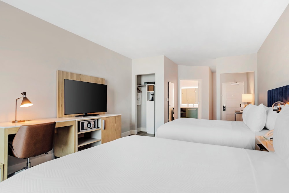 Room, 2 Queen Beds, Accessible (Comm, Mobility, Access Tub, W/Daybed) - Photo 2