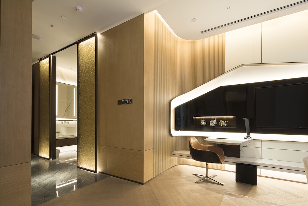 Luxury Suite, Non Smoking, City View photo 3