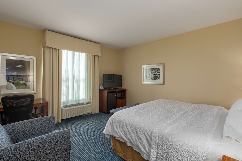 Room, 1 King Bed, Non Smoking (Drinks/Snacks) photo 1