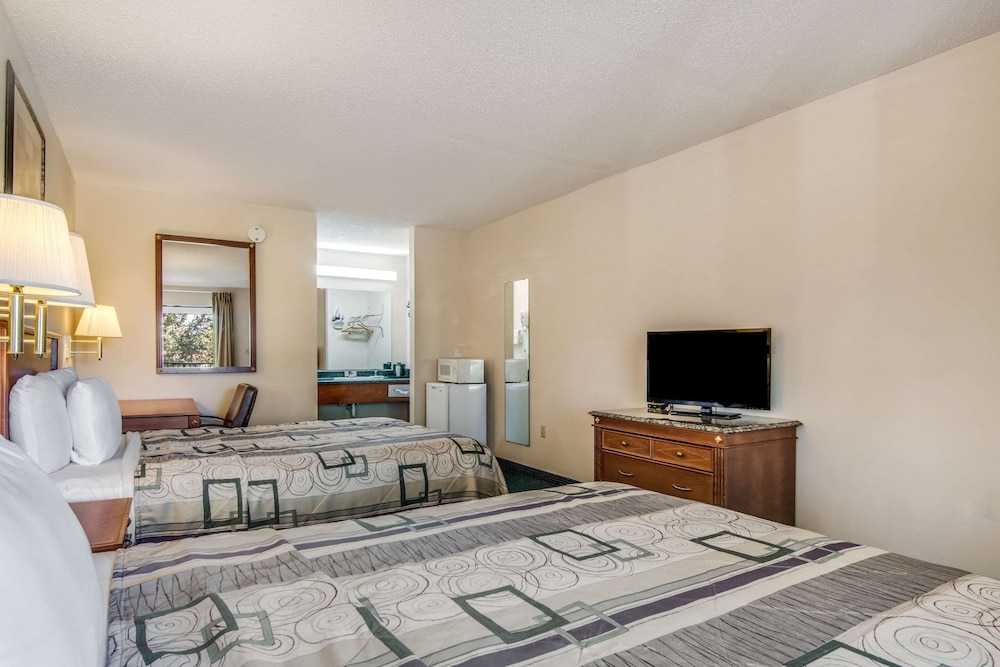 Room, 2 Queen Beds, Accessible, Smoking photo 3
