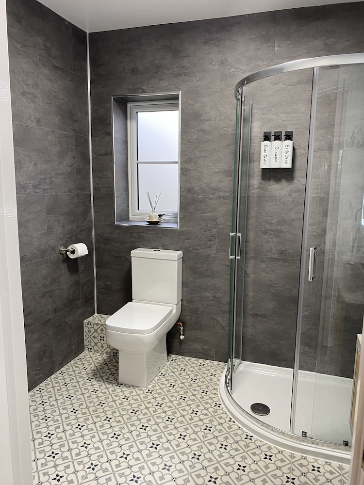 Double Room, Ensuite - Photo 11