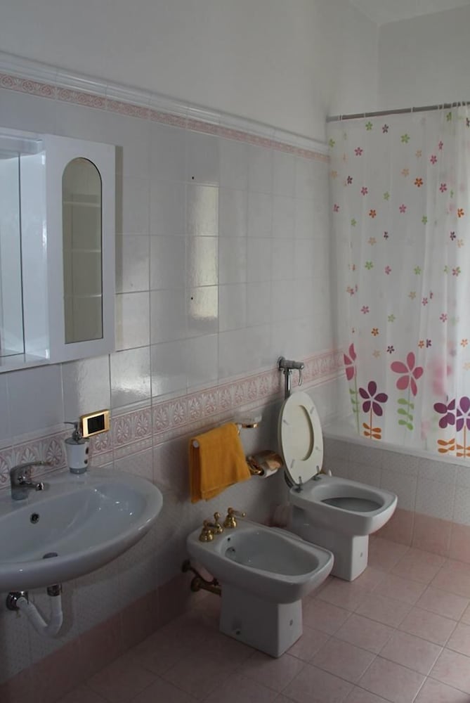 Economy Twin Room, 2 Twin Beds, Shared Bathroom photo 2