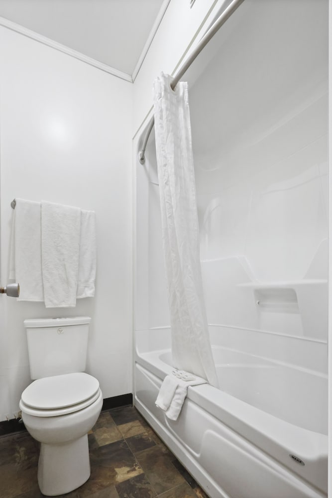 Business Room, 2 Queen Beds (Not pet friendly) photo 2