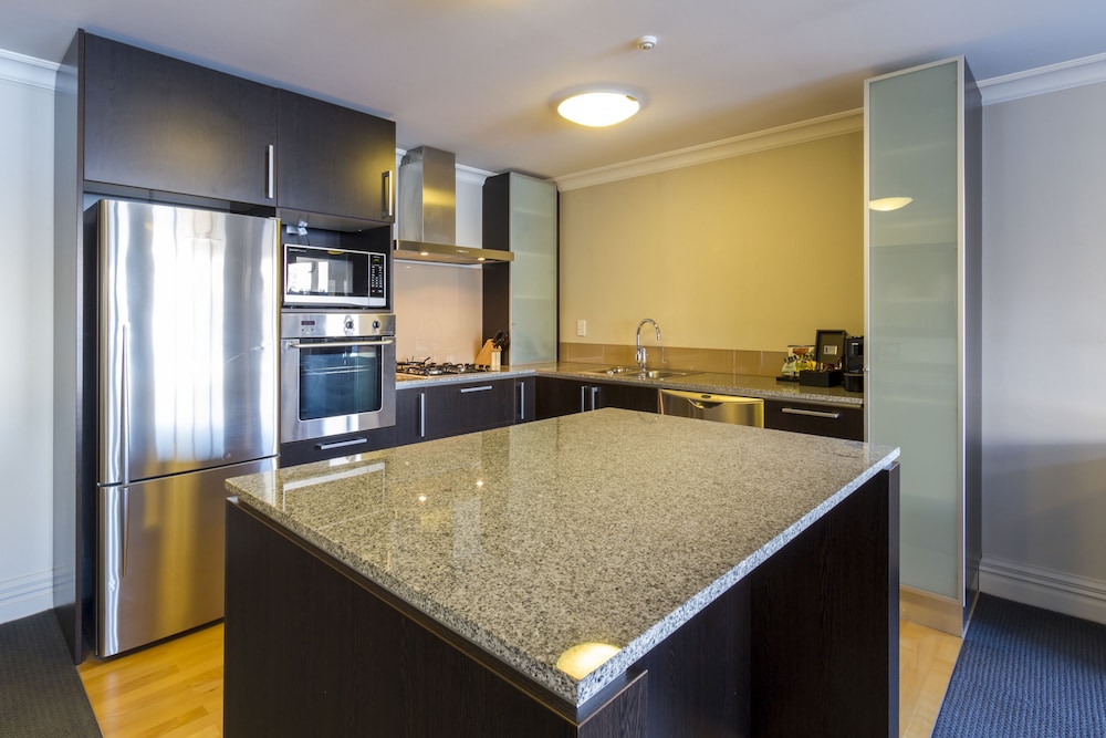 2 Bedroom Lakeview Apartment - Photo 10