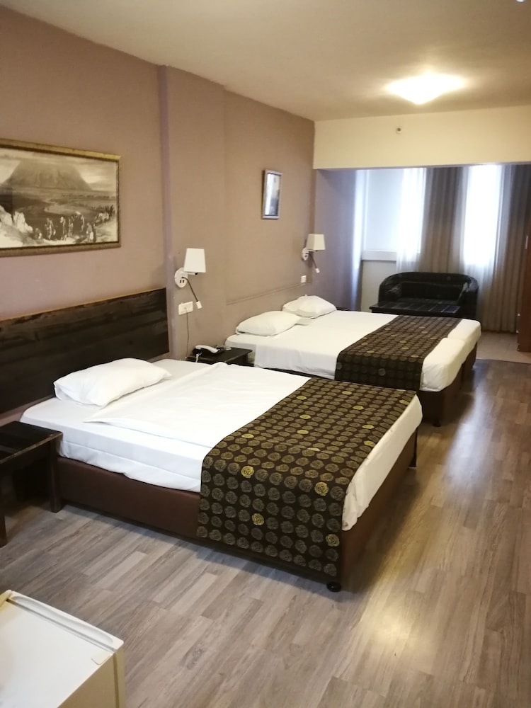 Premium Twin Room - Photo 8